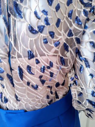 Vestido de fiesta azul con lazo