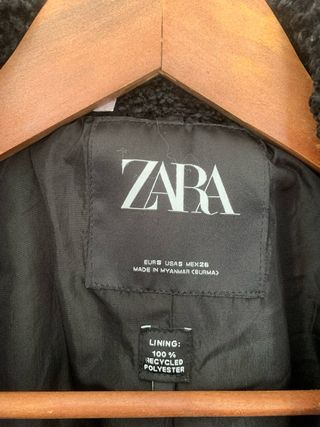 Abrigo Zara negro. Abrigo viral, imitación a pelo.