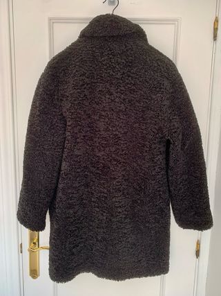 Abrigo Zara negro. Abrigo viral, imitación a pelo.