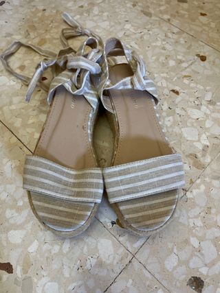 Sandalias cuña rayas beige y blancas