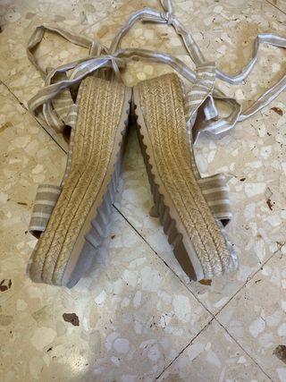 Sandalias cuña rayas beige y blancas