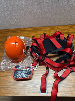 Casco, Arnés y Absorbedor Trabajo Altura