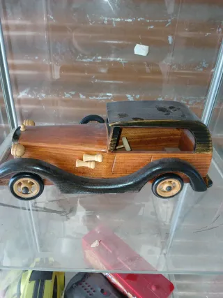 Coche de madera artesanal