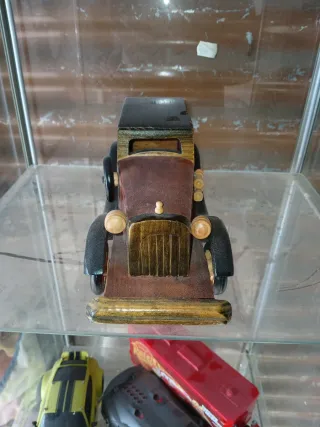 Coche de madera artesanal