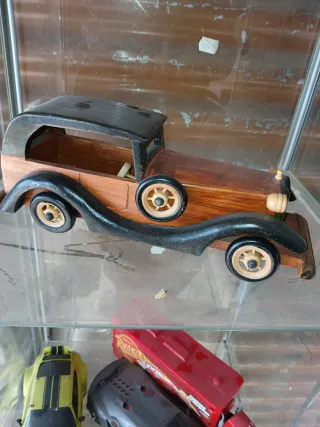 Coche de madera artesanal