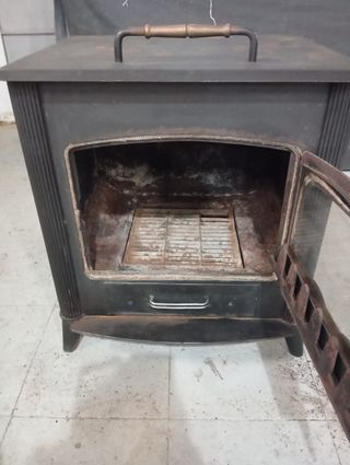 Estufa de leña negra con detalles en madera