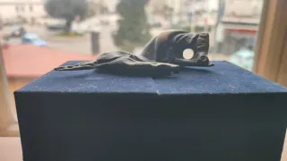 Scultura in bronzo di un cavallo sdraiato