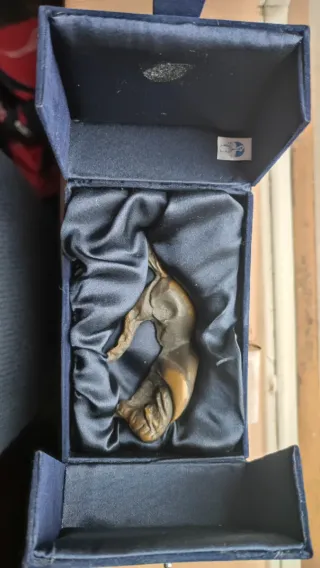 Scultura in bronzo di un cavallo sdraiato