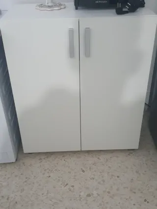 Mueble blanco con puertas