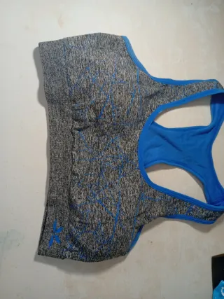 Top deportivo rosa con banda KEEP GOING y Top azul