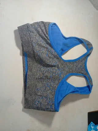 Top deportivo rosa con banda KEEP GOING y Top azul