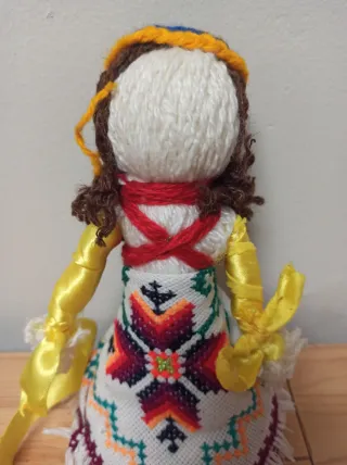 Muñeca artesanal ucraniana de lana y tela