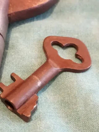 Candado antiguo con llave