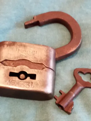 Candado antiguo con llave