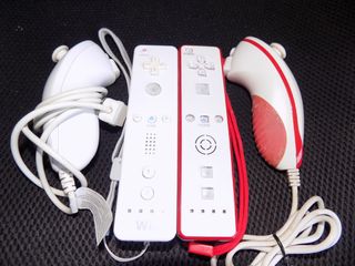 Mandos Wii: 1 Rojo y 1 Blanco