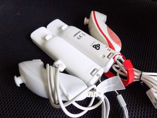 Mandos Wii: 1 Rojo y 1 Blanco