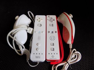 Mandos Wii: 1 Rojo y 1 Blanco