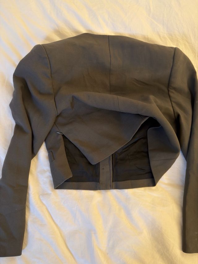 Blazer crop Zara gris/verde en excelente estado!