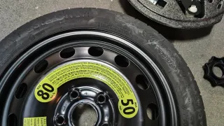 Rueda de repuesto (galleta) + herramientas