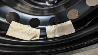 Rueda de repuesto (galleta) + herramientas