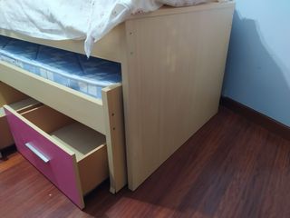 Cama infantil con escritorio y cajones