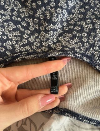 Top floral azul y blanco