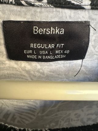 Camiseta Bershka flores manga corta Talla L