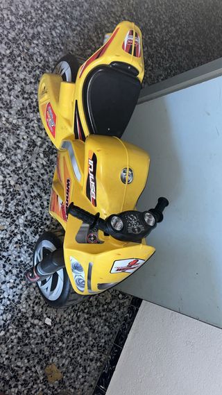 Moto de juguete amarilla