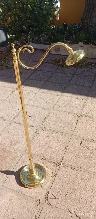 Lámpara de pie Boncc metal dorada