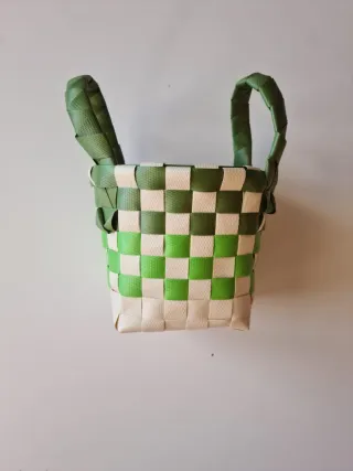 Cestino intrecciato verde e beige