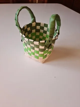 Cestino intrecciato verde e beige