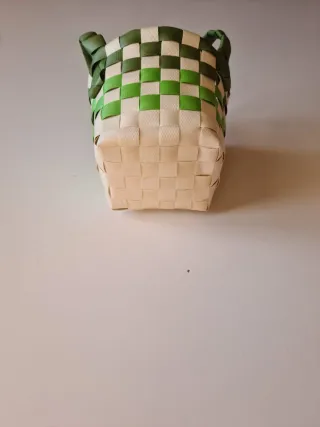 Cestino intrecciato verde e beige