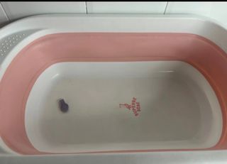 Bañera para bebé plegable rosa y blanca