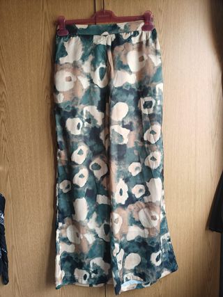 Calças verdes com padrão floral