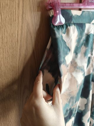 Calças verdes com padrão floral