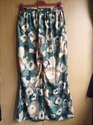 Calças verdes com padrão floral