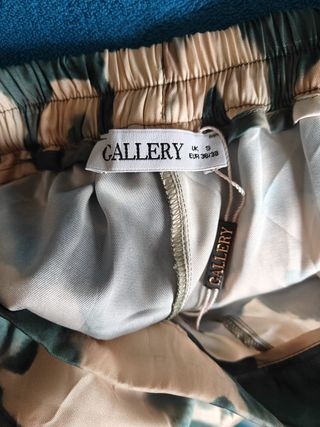 Calças verdes com padrão floral