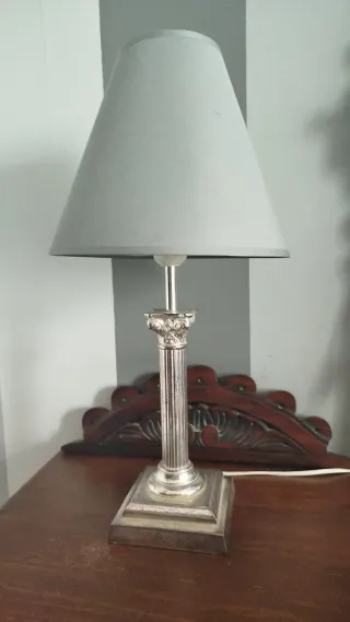 Lámpara colgante de metal plateado con dos de mesa