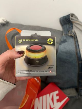 Vendo luz de emergencia V16 nueva, sin usar