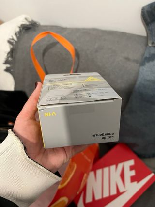 Vendo luz de emergencia V16 nueva, sin usar