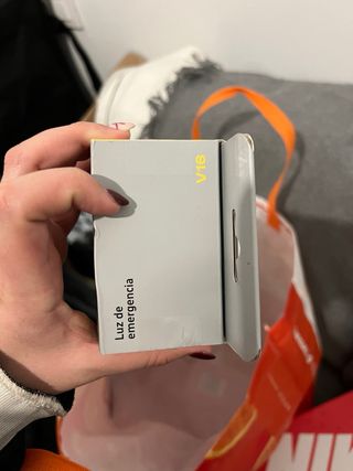 Vendo luz de emergencia V16 nueva, sin usar