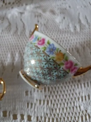 Piccola tazza con piattino floreale