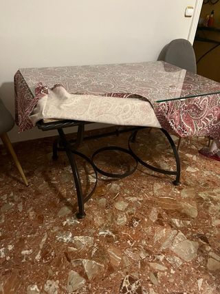 Mesa de forja negra, cristal incluido