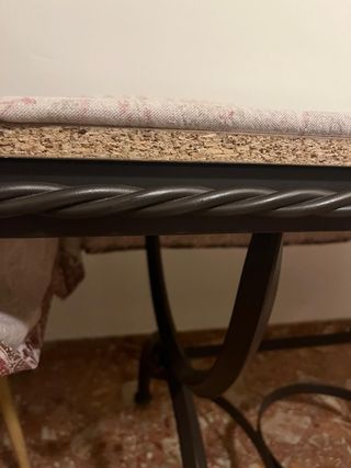 Mesa de forja negra, cristal incluido