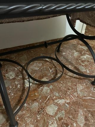 Mesa de forja negra, cristal incluido