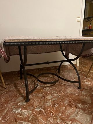 Mesa de forja negra, cristal incluido