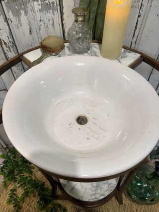 Lavabo antiguo de madera y marmol