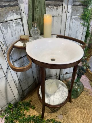 Lavabo antiguo de madera y marmol