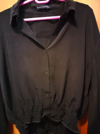 Camicia nera crop con elastico