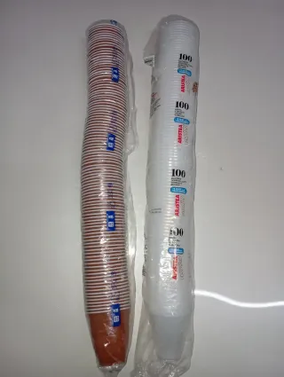 Vasos de café de papel y plástico